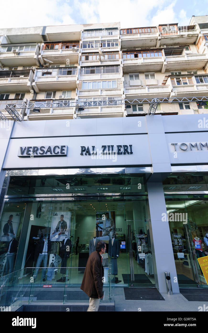 schäbige Block von Wohnungen, Wohnhaus, neue Geschäfte, Moldawien, Chisinau (Kischinjow) Stockfoto