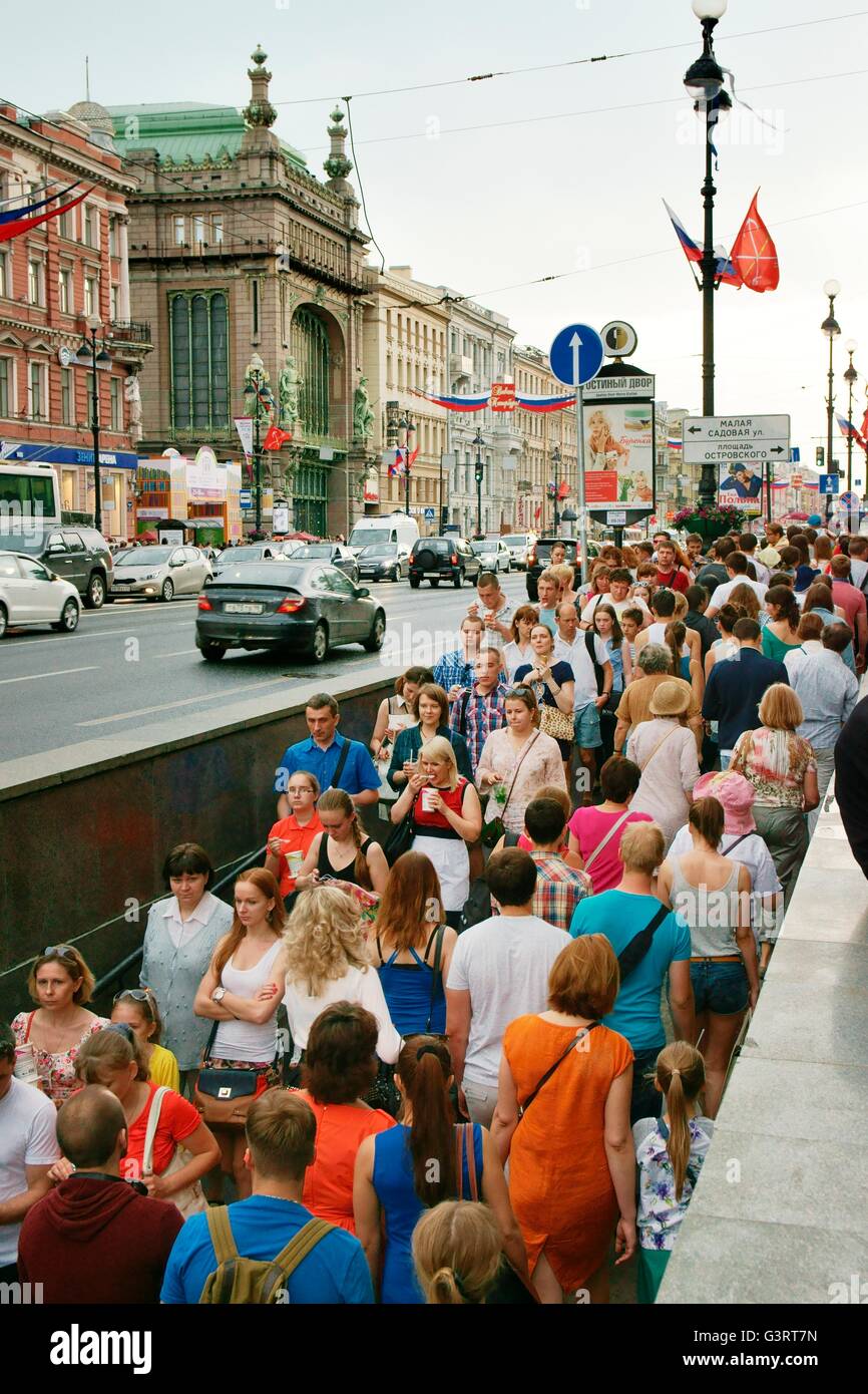 Sankt Petersburg, Russland. Über den Newski-prospekt zum akimov saint petersburg Comedy Theater. Fußgänger auf der U-Bahn Unterführung Stockfoto