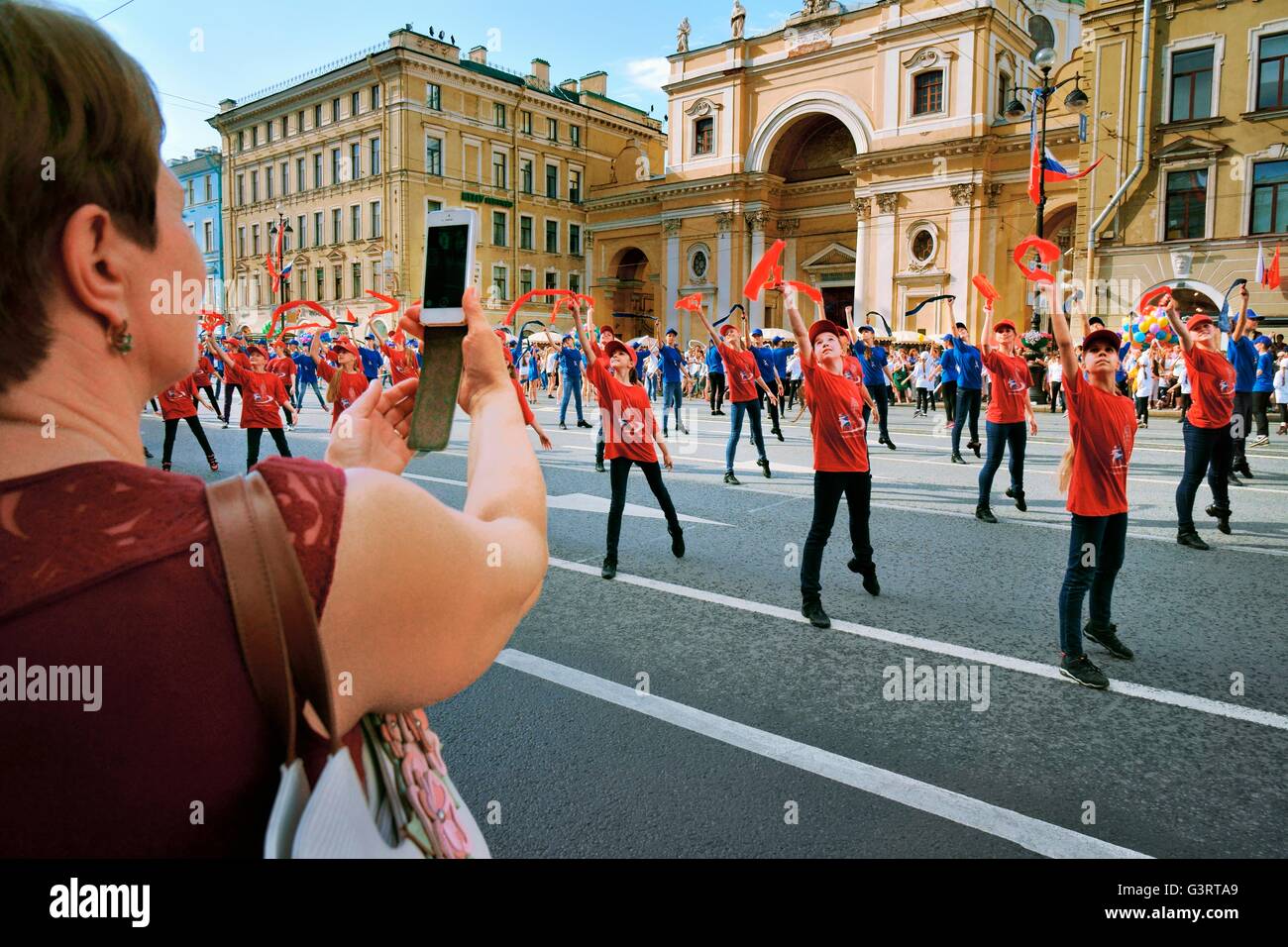 Russland. Schulkinder durchführen, Lied und Tanz auf dem Newski Prospekt in St. Petersburg jährliche Stadt Tag Festival Stockfoto