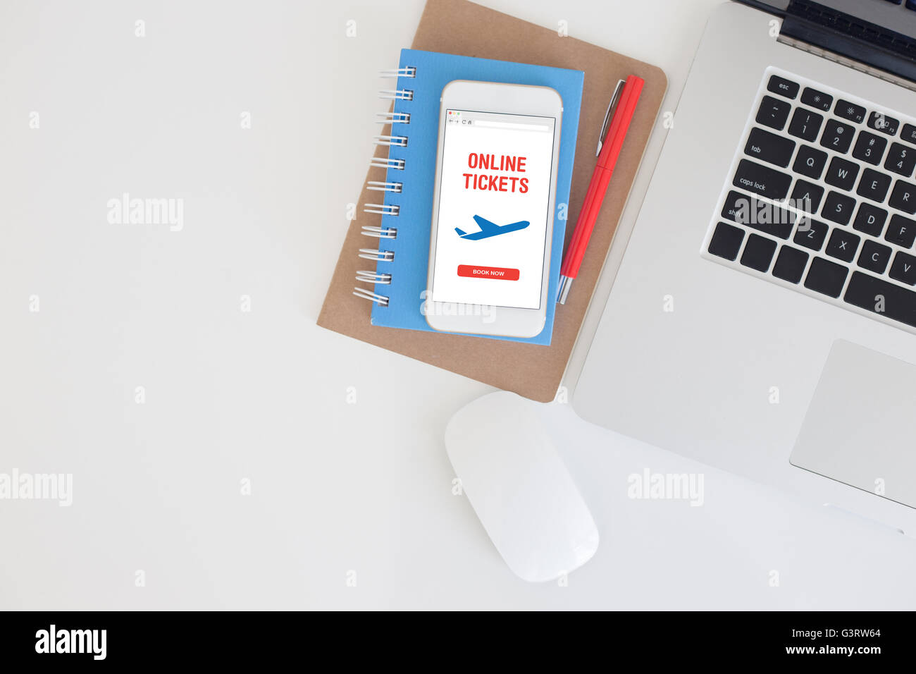 Airline Tickets app am Smartphone kaufen Stockfoto