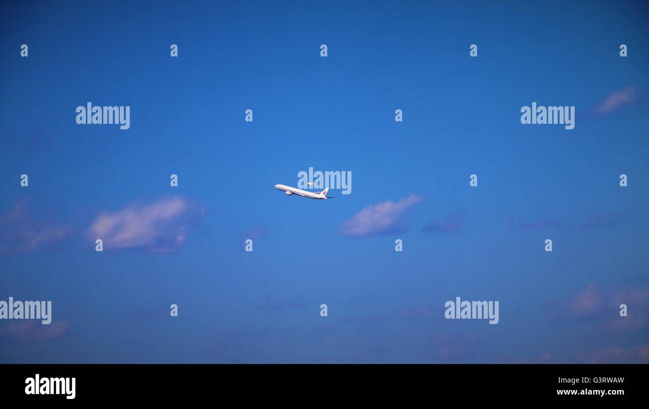 Zwei Flugzeuge am Himmel, kleines Flugzeug erscheinen auf der Oberseite der big One sein. Stockfoto