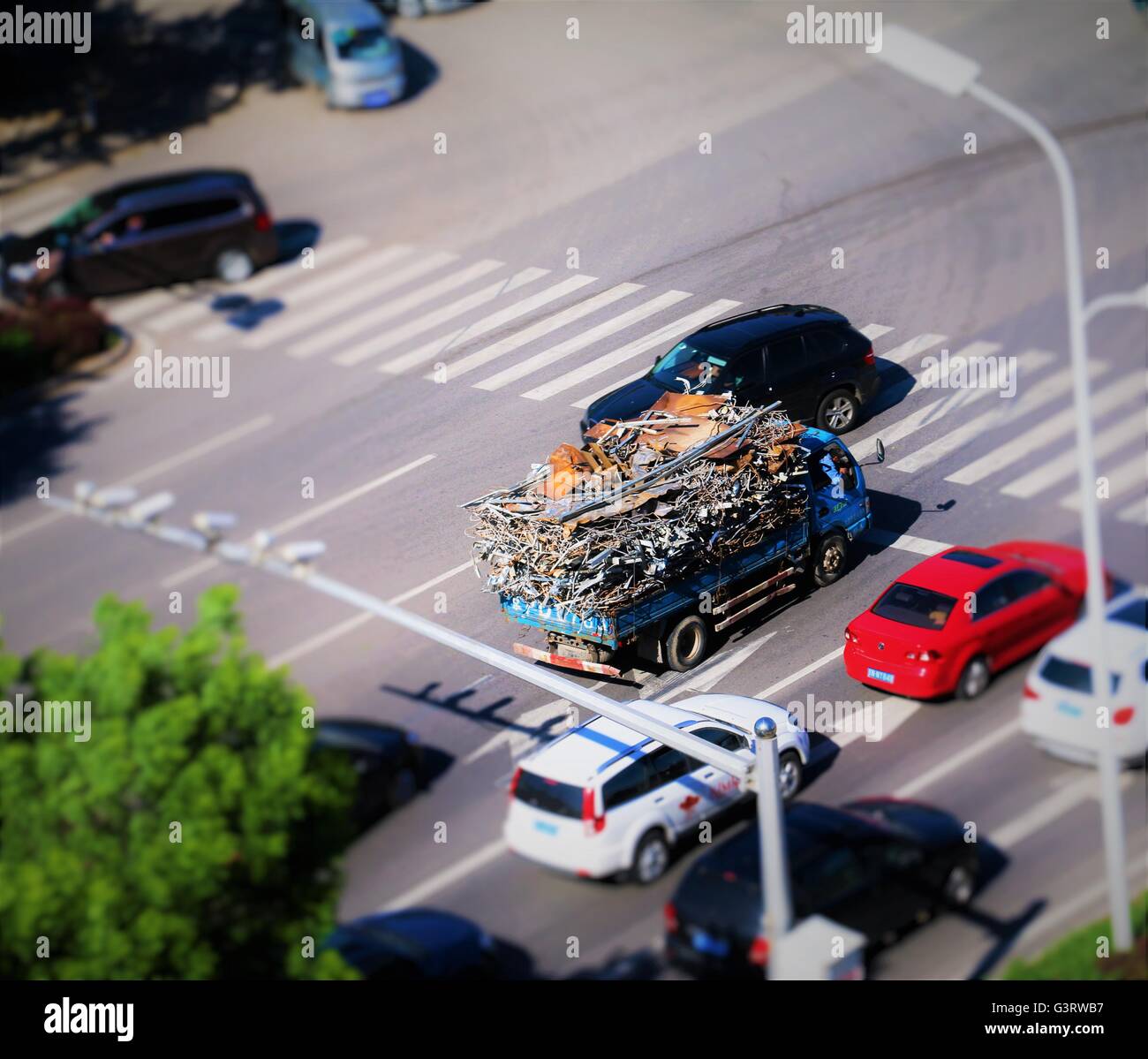 Mist Metall LKW warten im Stau Stockfoto