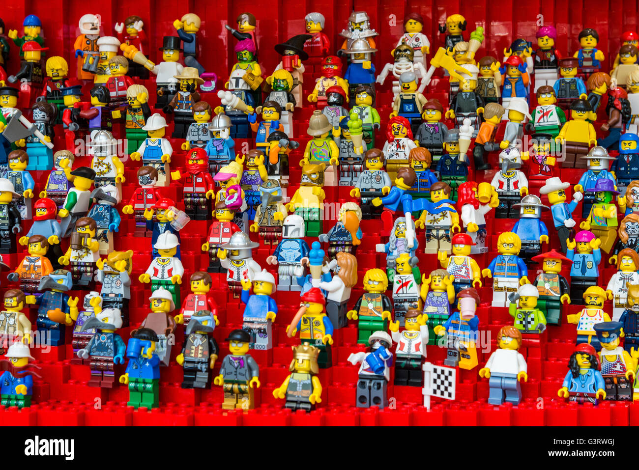 LEGO Figur als Fans auf der Tribüne eine Sportarena. Stockfoto