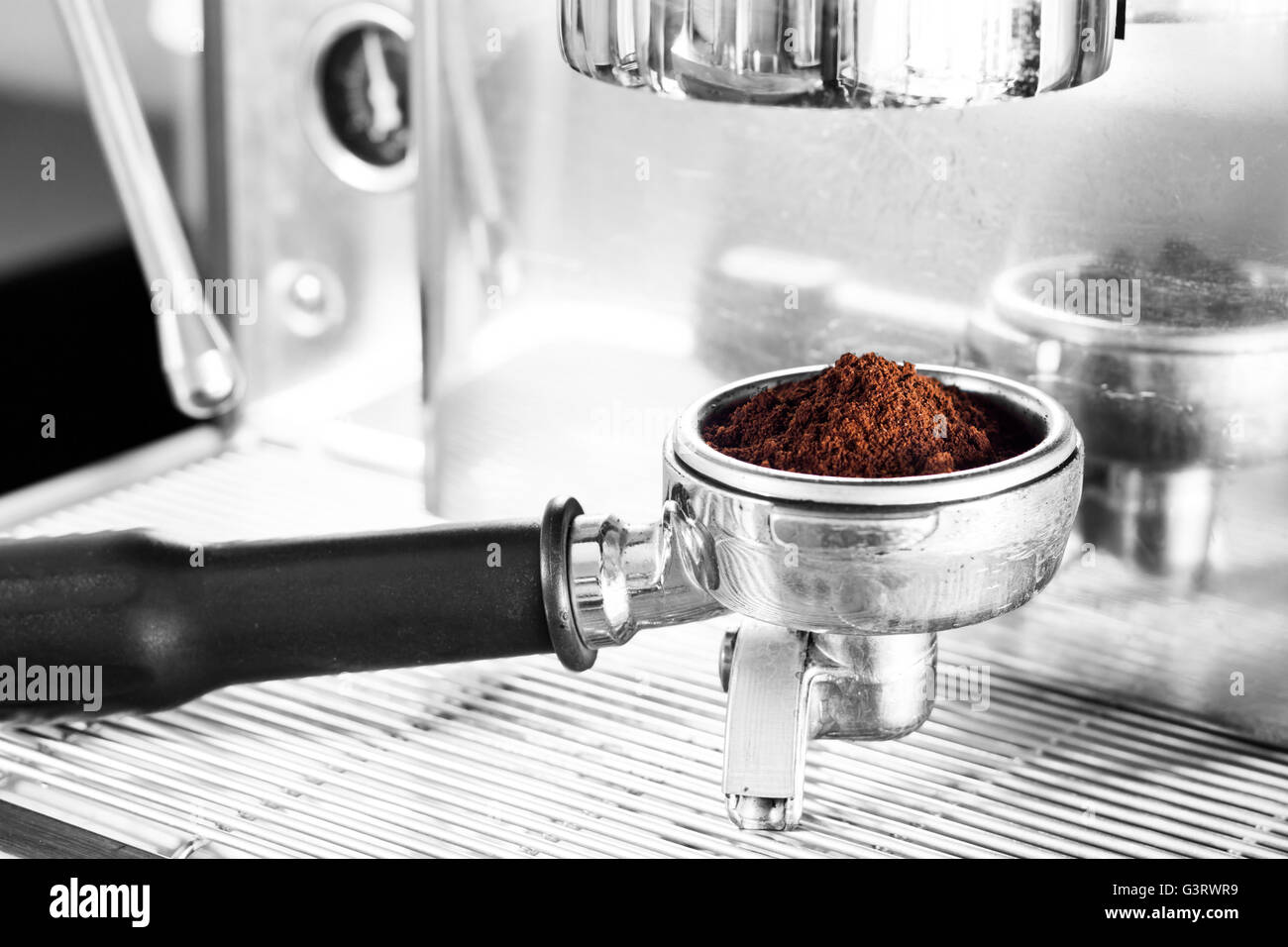 Kaffee mahlen in Gruppe mit schwarzen und weißen Hintergrund, Fotoarchiv Stockfoto