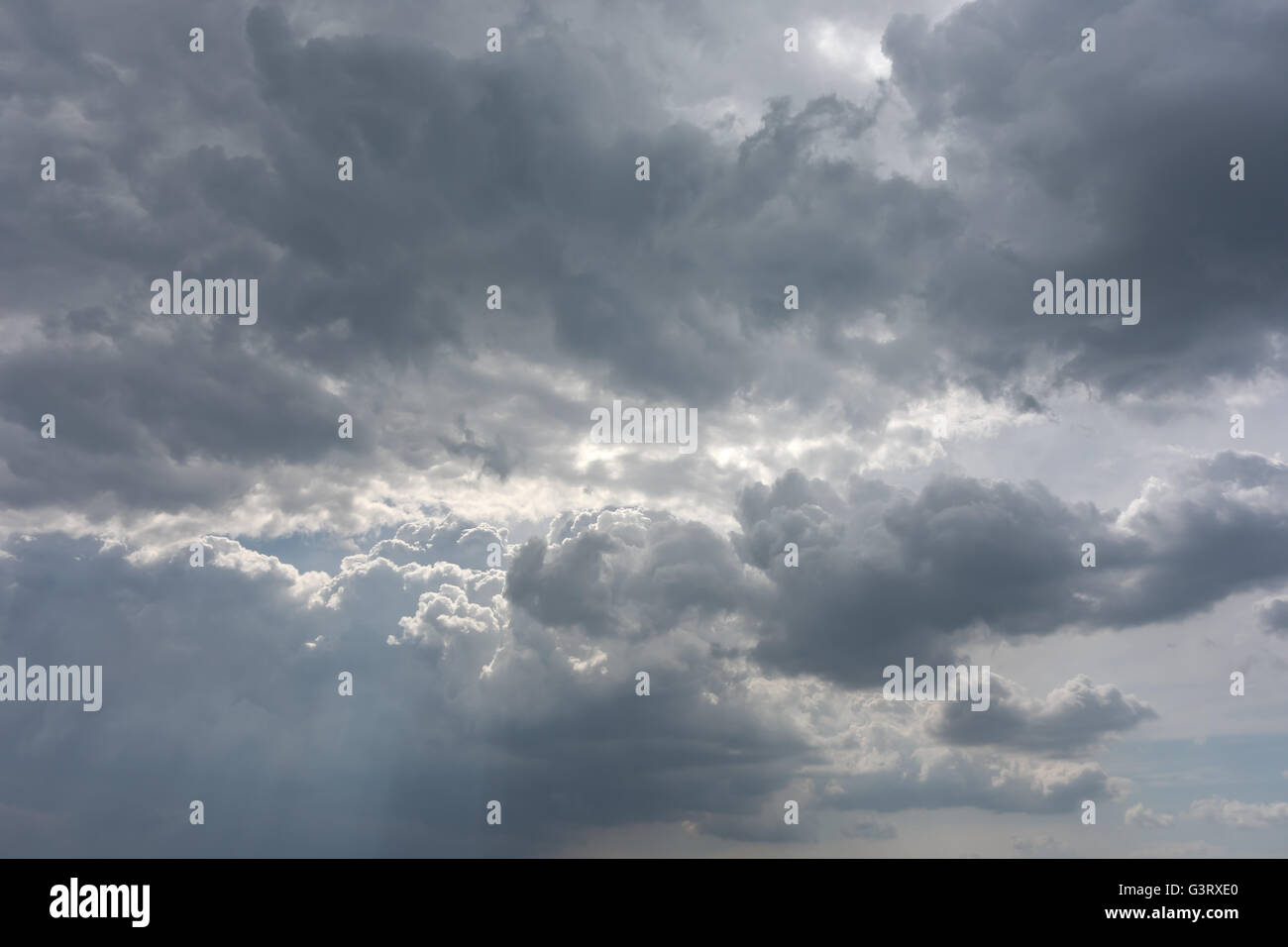 Himmel mit Wolken vor Regen Stockfoto