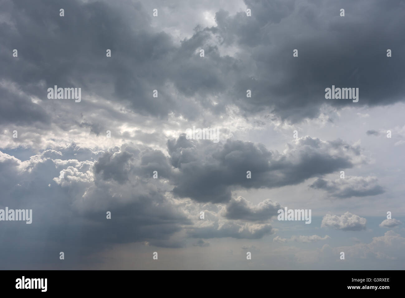 Himmel mit Wolken vor Regen Stockfoto