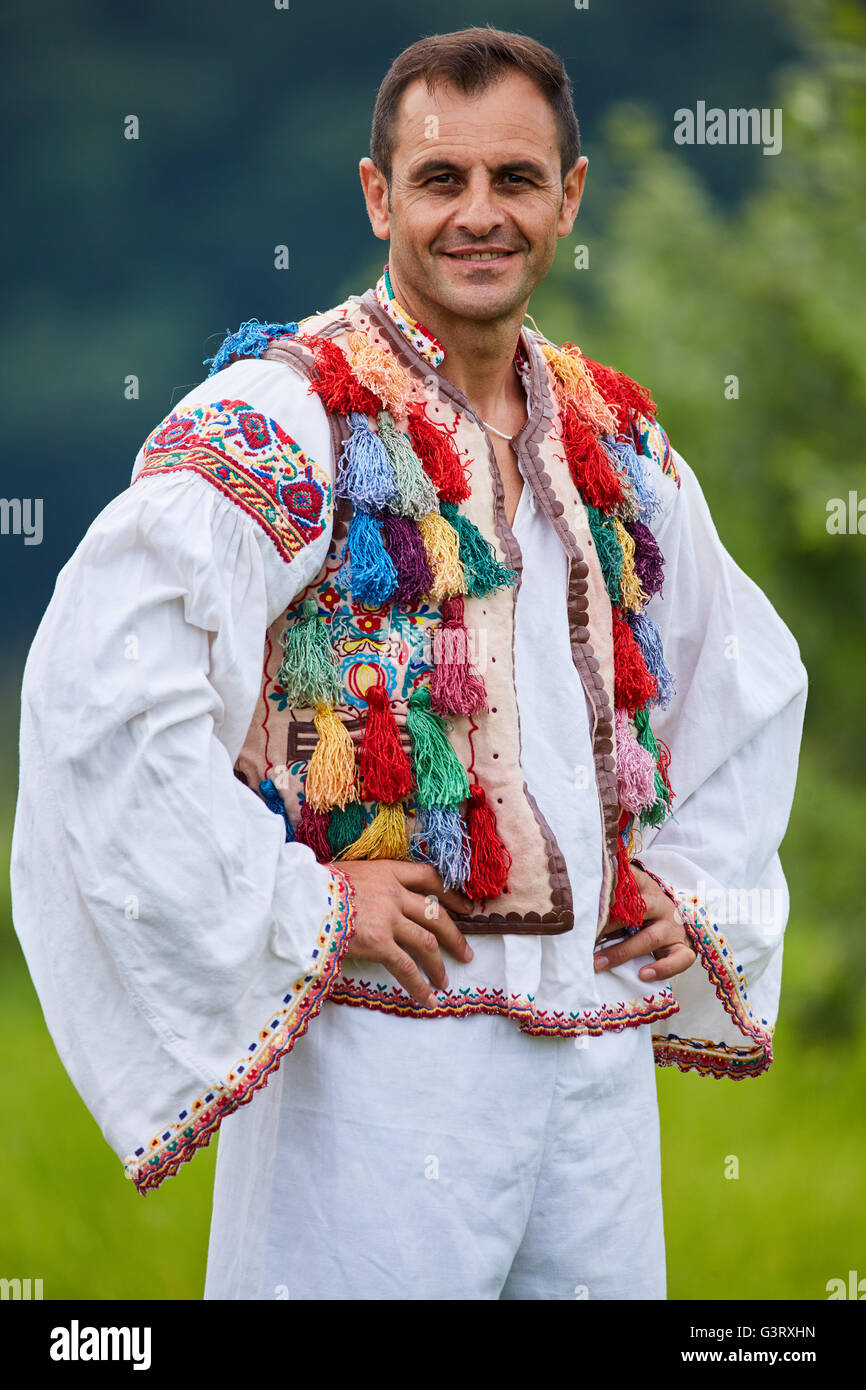Rumänischen Bauern gekleidet in traditioneller Tracht im Freien in ...