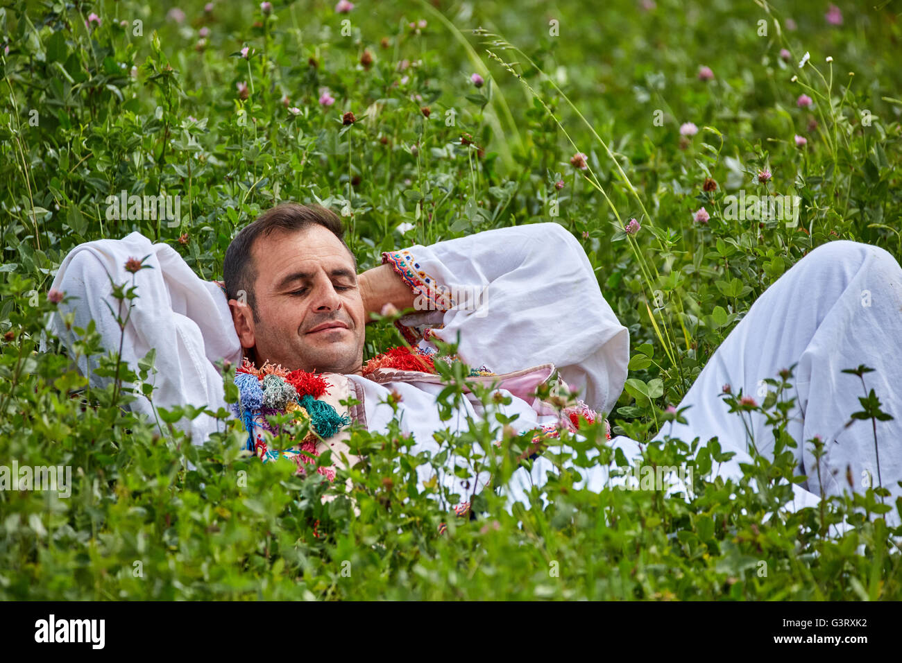 Rumänischen Bauern gekleidet in traditioneller Tracht im Freien in Luzern-Feld Stockfoto