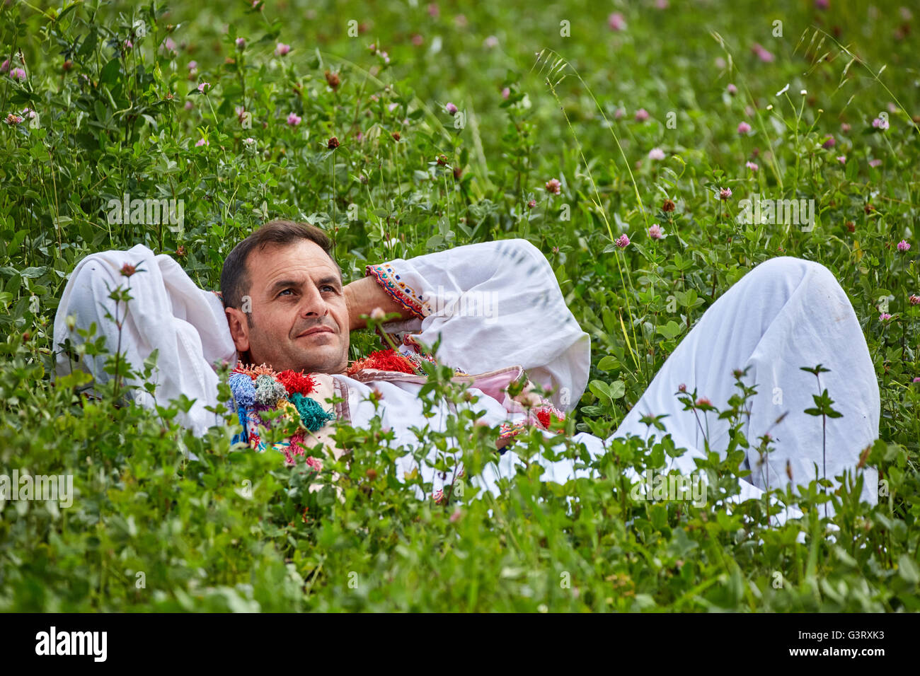 Rumänischen Bauern gekleidet in traditioneller Tracht im Freien in Luzern-Feld Stockfoto