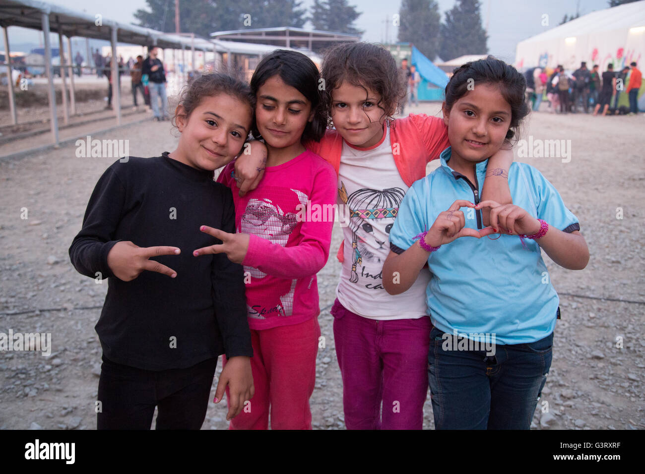 Syrische Kurden Mädchen werden Freunde im Flüchtlingslager Idomeni, Griechenland, nahe der mazedonischen Grenze. Stockfoto