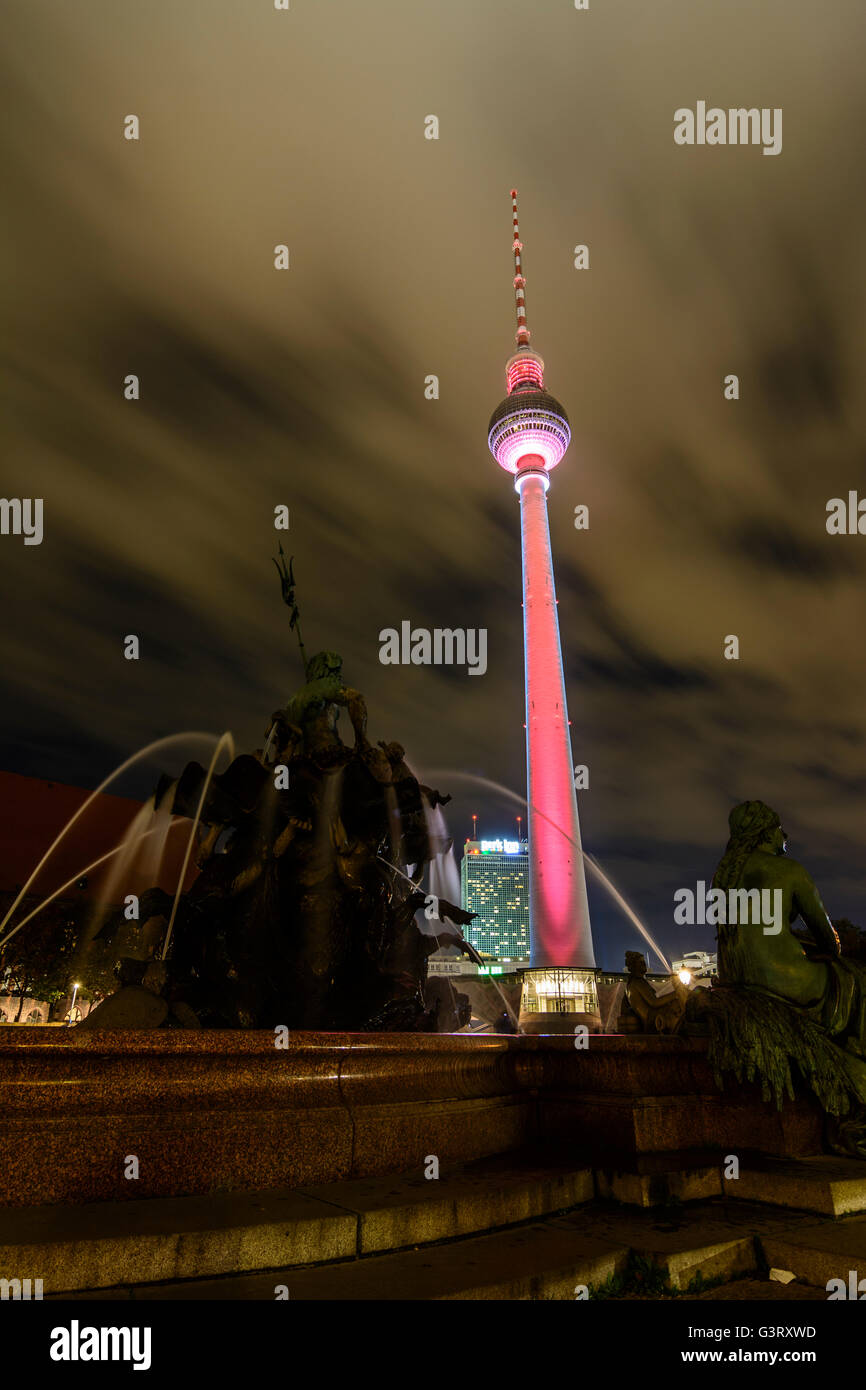 "Festival of Lights": Fernsehturm, Brunnen Neptunbrunnen in bunte Lichter, Deutschland, Berlin, Berlin Stockfoto