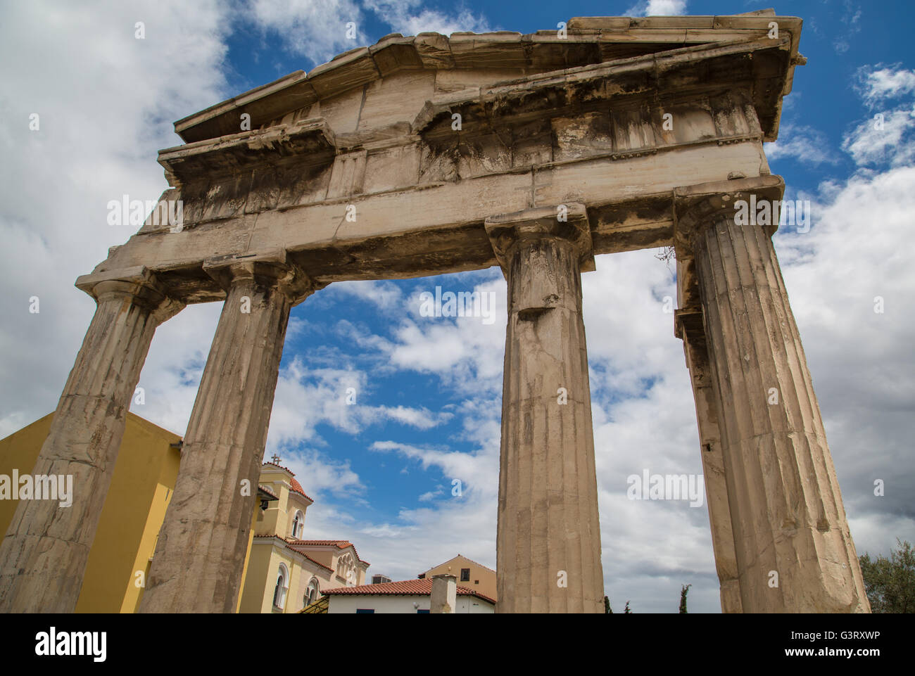Das große historische Wahrzeichen der Tor der Athena Archegetis in der Roman-Agora Ruinen von Athen. Stockfoto