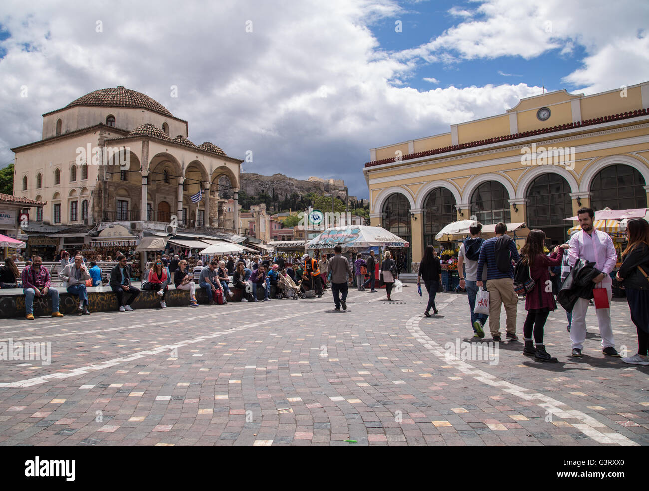Ein Schuss von Monastiraki-Platz und u-Bahnstation (ein berühmtes Wahrzeichen) an einem Frühlingstag in Athen, Griechenland. Stockfoto