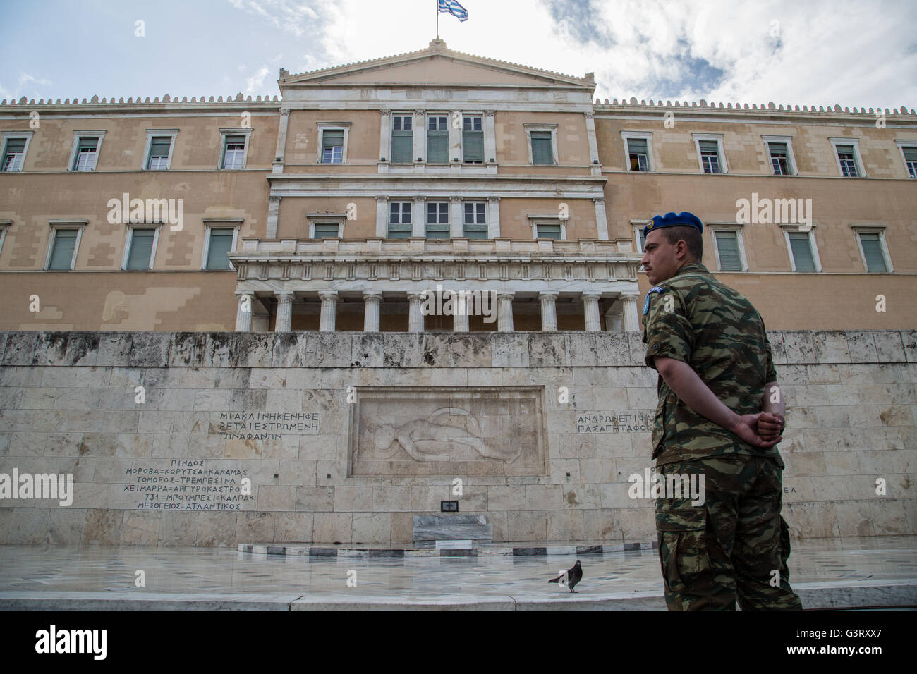 Ein Soldat steht vor dem griechischen Parlament (Voula) im Stadtteil Syntagma von Athen. Stockfoto