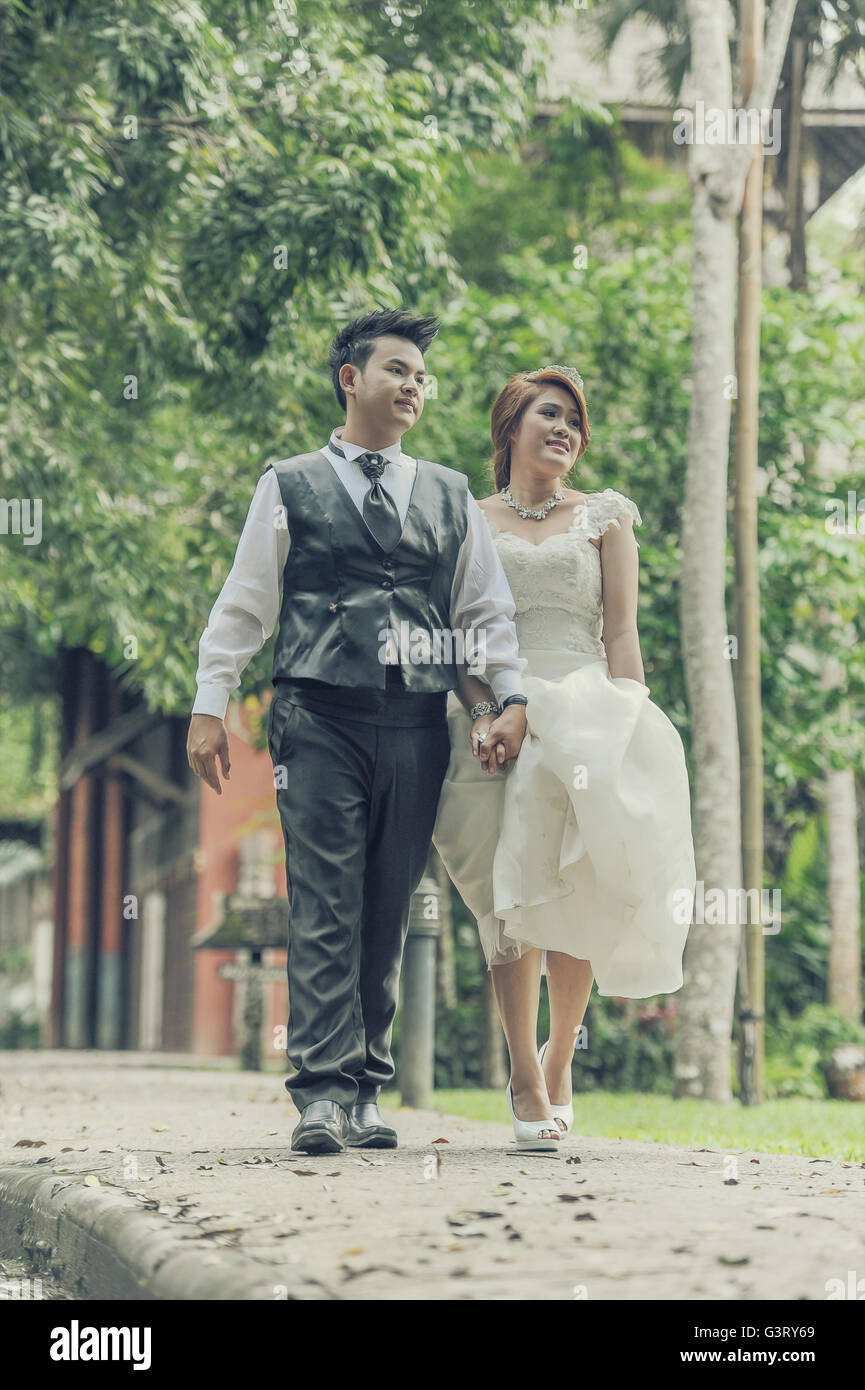 paar in der Liebe. Porträt von Asien junge stilvolle Mode paar posiert auf im Freien. Hochzeit-Stil Stockfoto