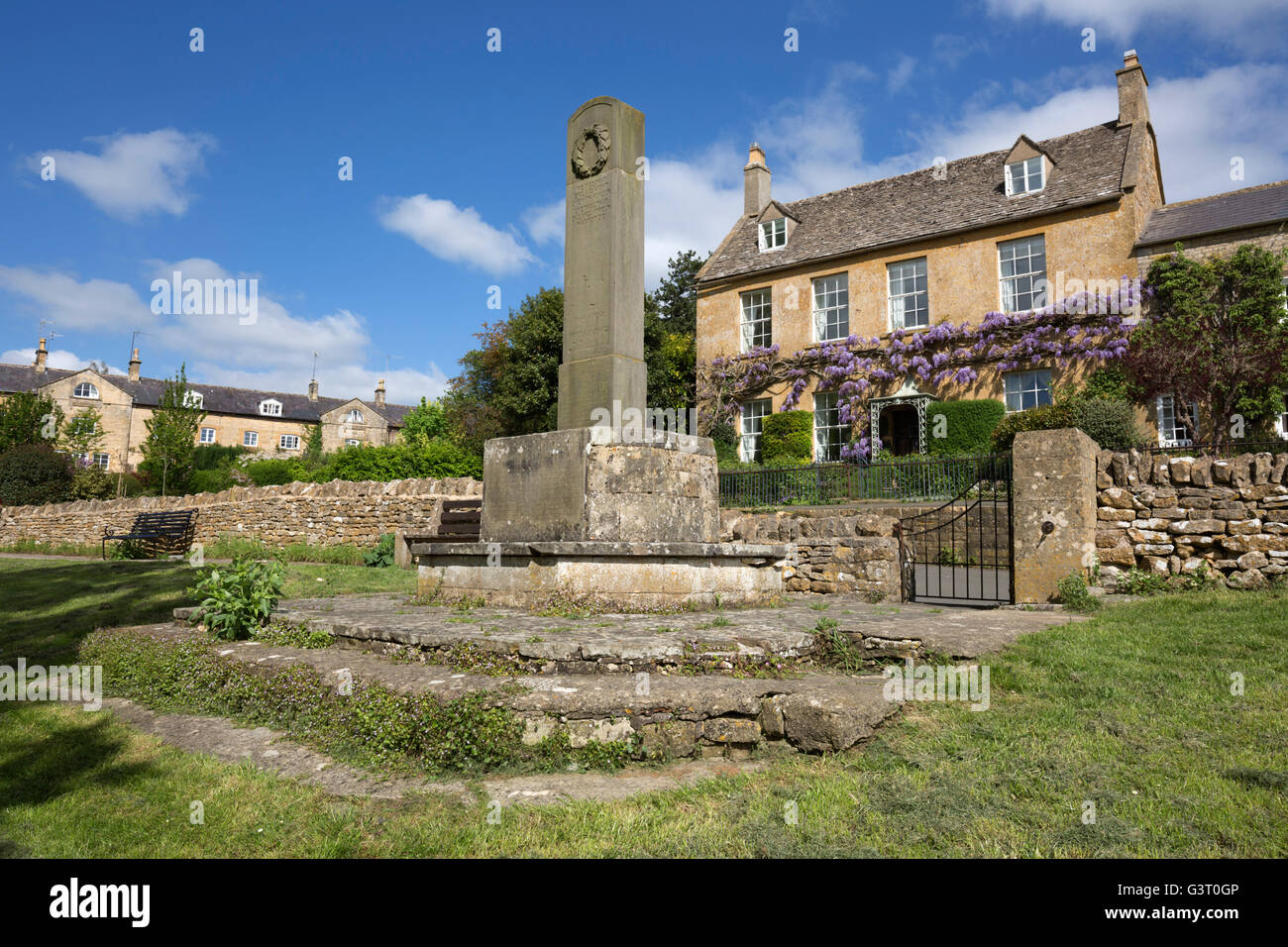 Kriegerdenkmal und Cotswold Hütten, Blockley, Cotswolds, Gloucestershire, England, Vereinigtes Königreich, Europa Stockfoto