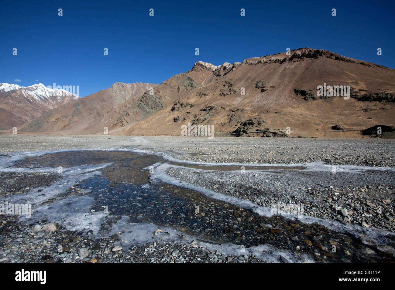 Wasser bekam Einfrieren in der Höhe von Zanskar-Tal von Ladakh, Indien Stockfoto