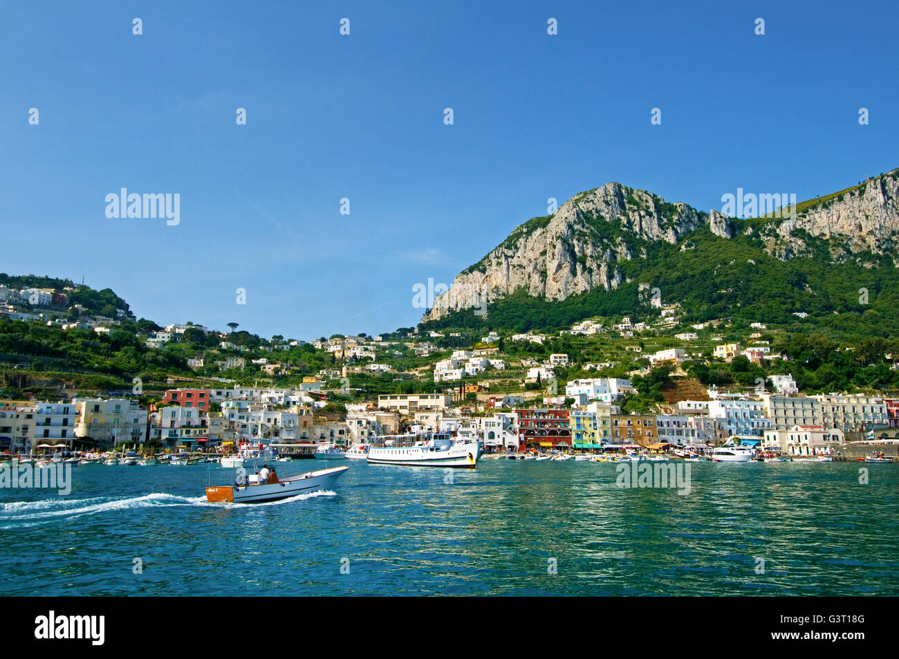Der Hafen auf der Insel Capri aus Sorrento, in der Bucht von Neapel, Italien Stockfoto