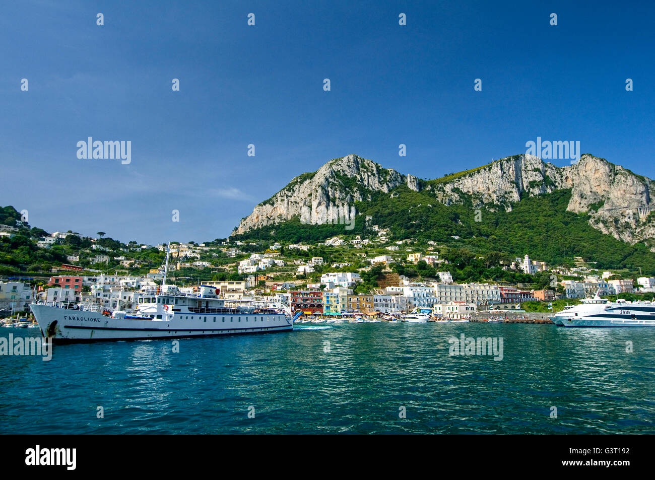 Der Hafen auf der Insel Capri aus Sorrento, in der Bucht von Neapel, Italien Stockfoto