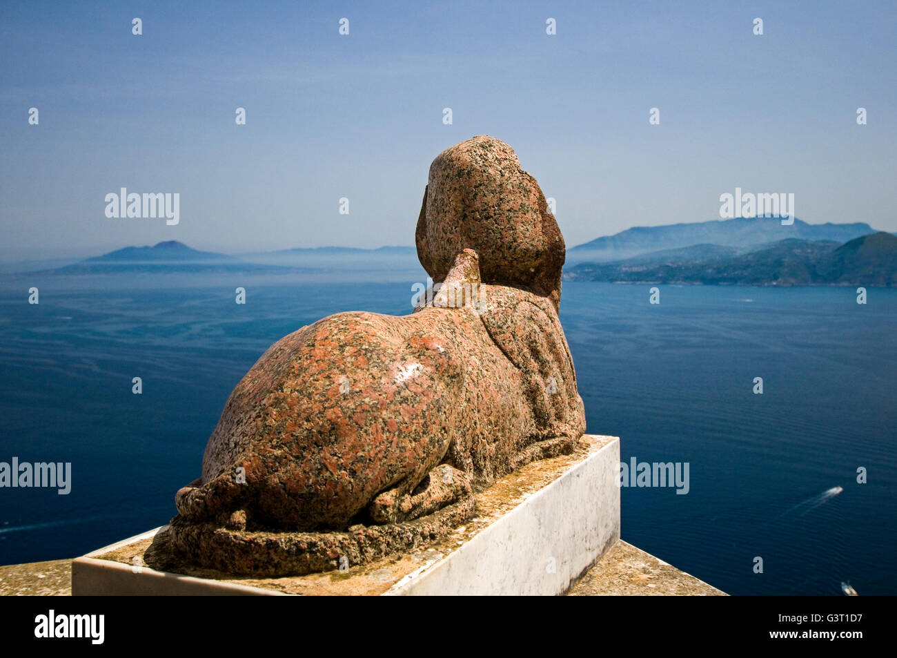Die berühmte Sphinx mit Blick auf Vesuv & die Bucht von Neapel in der Villa San Michele, ehemalige Wohnhaus des Autors/Arzt Axel Munthe Stockfoto Die berühmte Sphinx mit Blick auf Vesuv & die Bucht von Neapel in der Villa San Michele, ehemalige Wohnhaus des Autors/Arzt Axel Munthe Stockfoto
