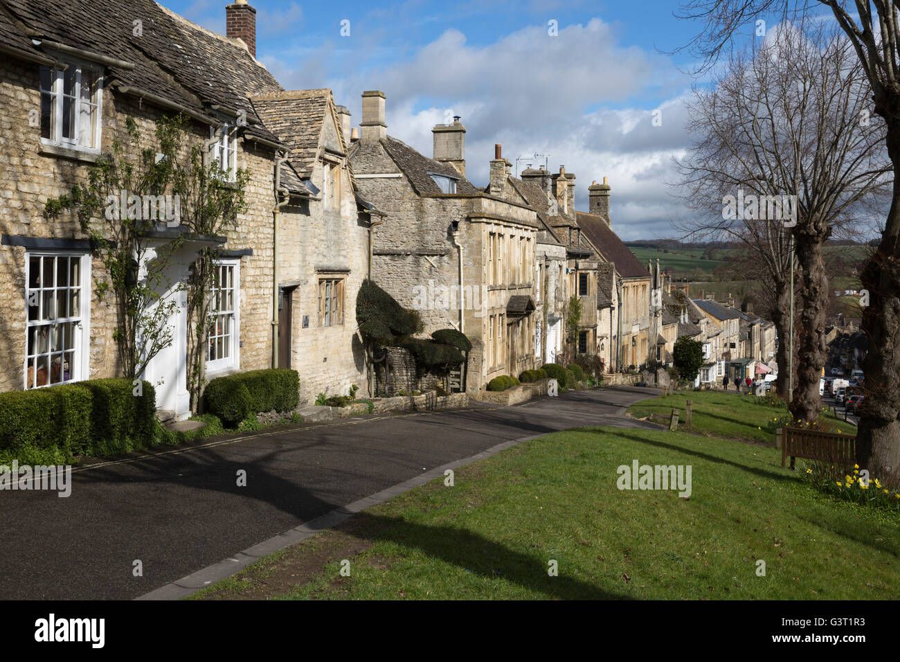 Cotswold Steinhäusern entlang The Hill, Burford, Cotswolds, Oxfordshire, England, Vereinigtes Königreich, Europa Stockfoto