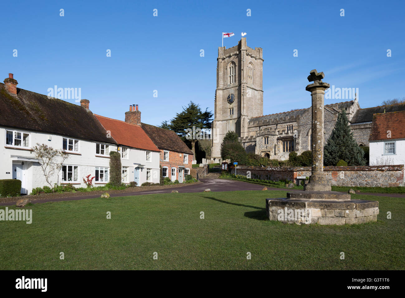 Hütten und Pfarrkirche St. Michael auf dem Dorfplatz, Aldbourne, Wiltshire, England, Vereinigtes Königreich, Europa Stockfoto