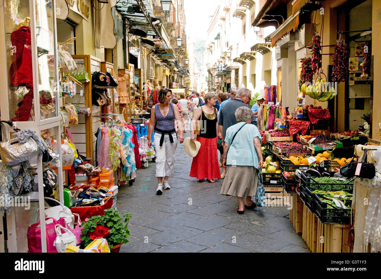 Einkaufen in den engen Gassen von Sorrento, in der Nähe von Neapel, Italien Stockfoto