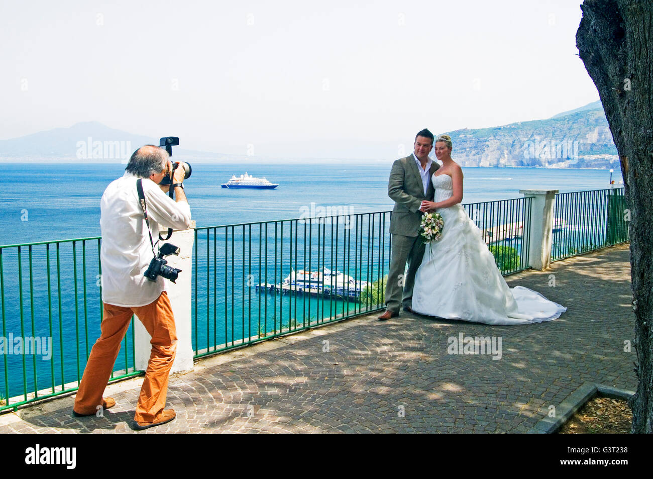Ein Hochzeitsfotograf mit dem Brautpaar in Sorrento, in der Nähe von  Neapel, Italien Stockfotografie - Alamy