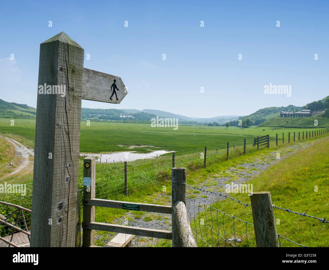 Öffentlichen Wanderweg-Wegweiser in Richtung Tan Y Bwich Villa in Aberystwyth Ceredigion Wales UK Stockfoto