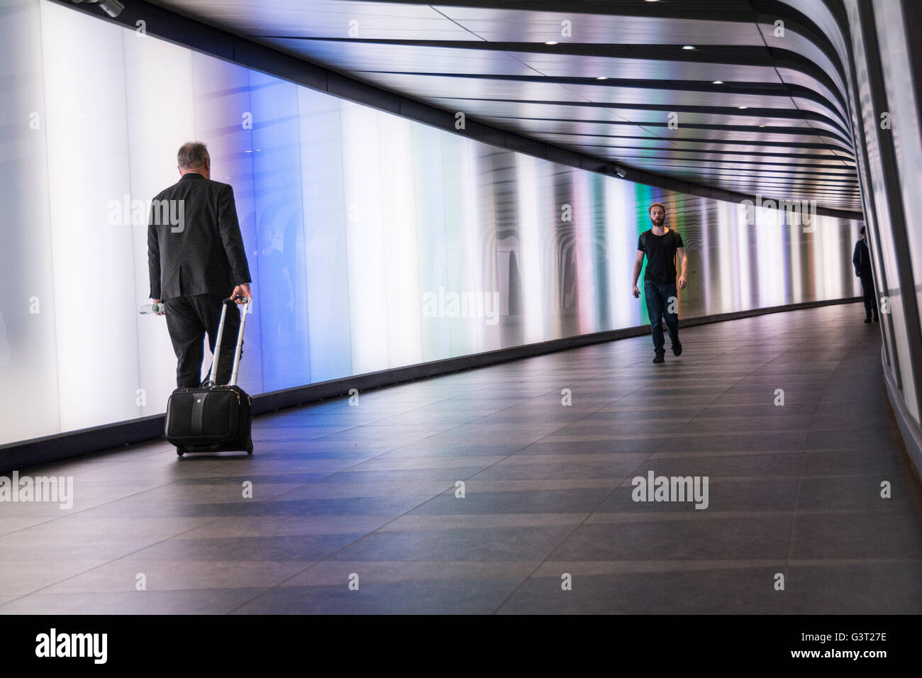 Beleuchtete Leichtfassaden von Karina Armburg Jennings im Fußgängertunnel im Bahnhof Kings Cross, London Stockfoto