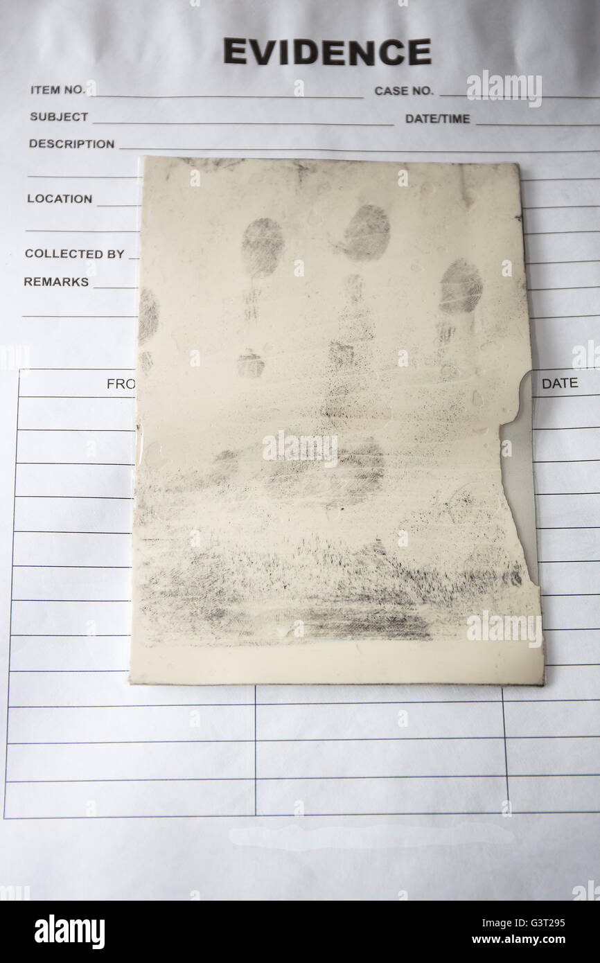 latente Fingerabdrücke halten durch forensische Beweise Tasche in Sccene Verbrechensaufklärung Stockfoto