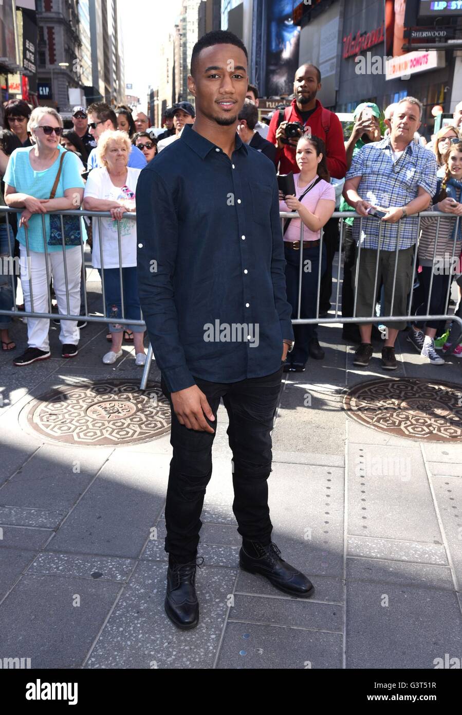 New York, NY, USA. 14. Juni 2016. Jessie T. Usher bei einem öffentlichen Auftritt für INDEPENDENCE DAY: Wiederaufleben Cast Ringe The Nasdaq Stock Market Opening Bell, NASDAQ Market, New York, NY 14. Juni 2016. Bildnachweis: Derek Sturm/Everett Collection/Alamy Live-Nachrichten Stockfoto