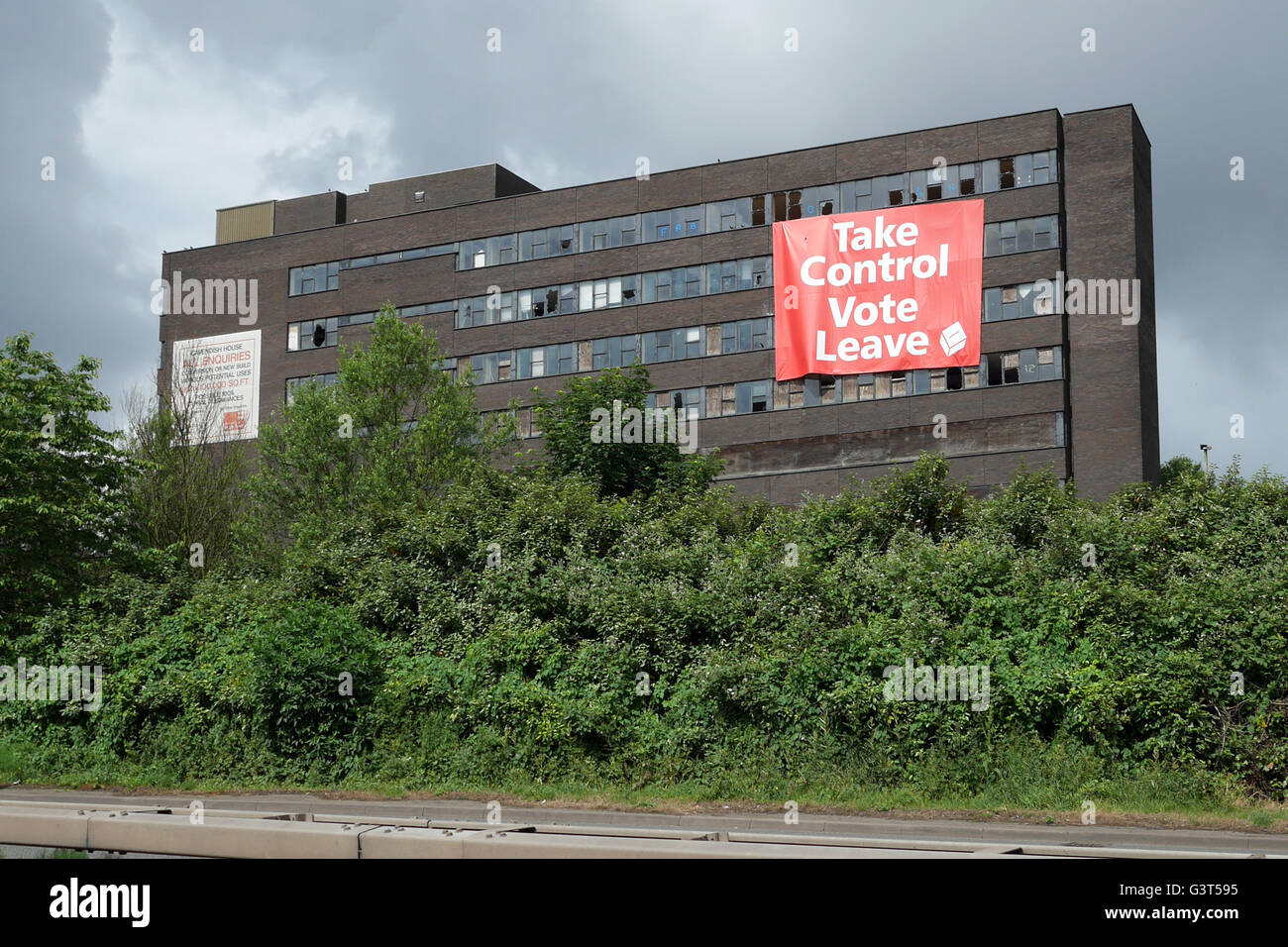 Dudley, West Midlands, UK; 14. Juni 2016. Ein riesiges Banner unterstützen Austritt an der Seite eines verlassenen und verfallenen Bürogebäude in Dudley heute Nachmittag gesehen, gibt als eine TNS Umfrage ab heute die verlassen Kampagne ein sieben-Punkte-Führung. Bildnachweis: Andrew Lockie/Alamy Live-Nachrichten Stockfoto