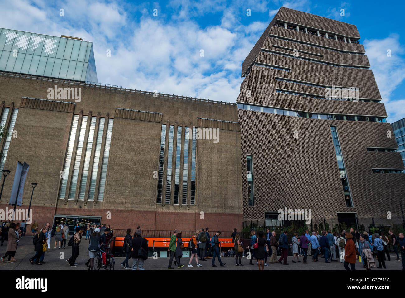 London, UK. 14. Juni 2016. Wie die Sonne am Neubau heraus kam, bildeten lange Schlangen als Tate-Mitglieder ihre Vorschau Abendveranstaltung nutzten. Der neue Tate Modern wird am Freitag 17. Juni für die Öffentlichkeit zugänglich. Der neue Schalter Hausbau ist von den Architekten Herzog & de Meuron entworfen, auch die ursprüngliche Umwandlung der Bankside Power Station im Jahr 2000. Bildnachweis: Guy Bell/Alamy Live-Nachrichten Stockfoto London, UK. 14. Juni 2016. Wie die Sonne am Neubau heraus kam, bildeten lange Schlangen als Tate-Mitglieder ihre Vorschau Abendveranstaltung nutzten. Der neue Tate Modern wird am Freitag 17. Juni für die Öffentlichkeit zugänglich. Der neue Schalter Hausbau ist von den Architekten Herzog & de Meuron entworfen, auch die ursprüngliche Umwandlung der Bankside Power Station im Jahr 2000. Bildnachweis: Guy Bell/Alamy Live-Nachrichten Stockfoto