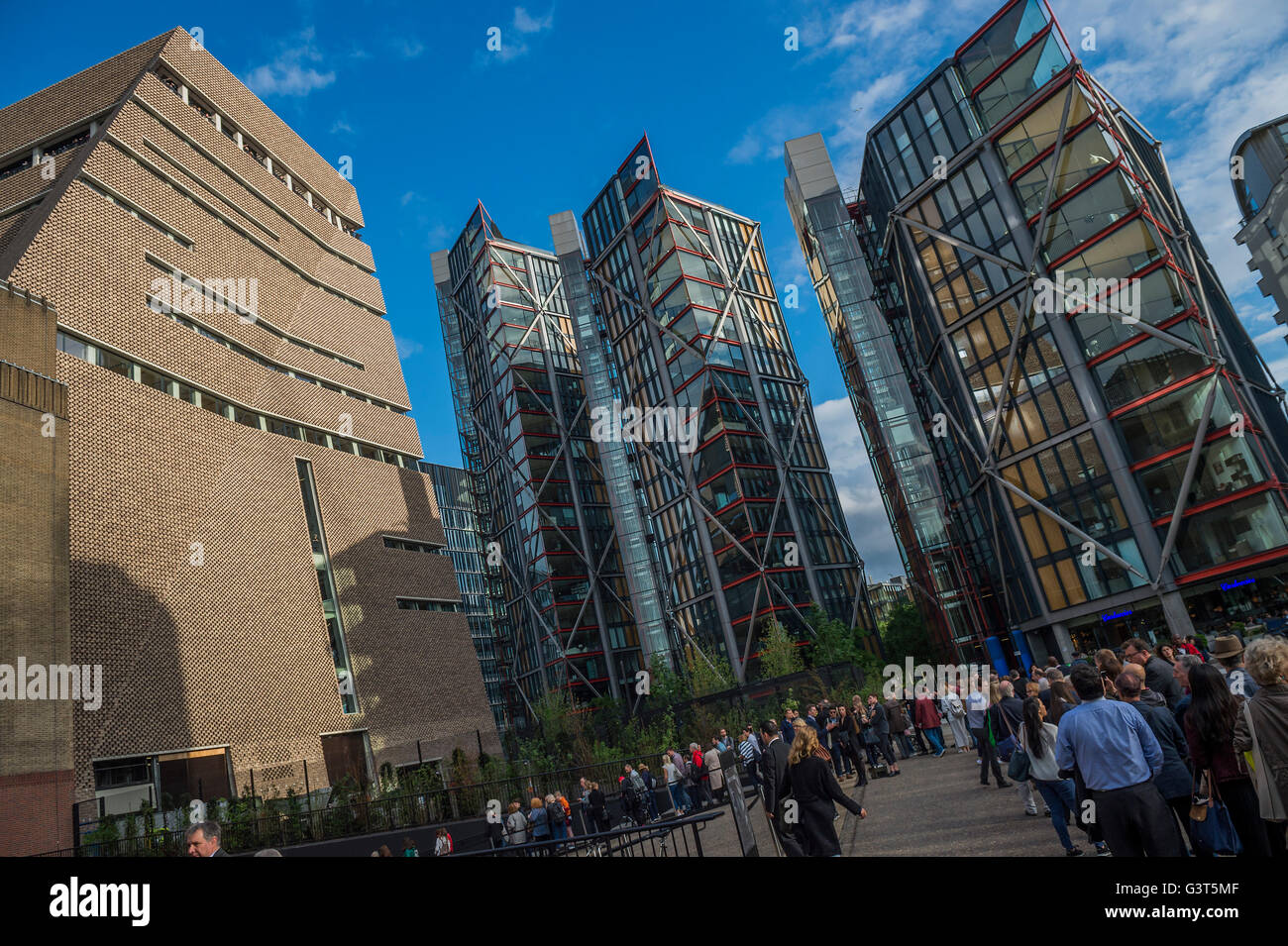 London, UK. 14. Juni 2016. Wie die Sonne am Neubau heraus kam, bildeten lange Schlangen als Tate-Mitglieder ihre Vorschau Abendveranstaltung nutzten. Der neue Tate Modern wird am Freitag 17. Juni für die Öffentlichkeit zugänglich. Der neue Schalter Hausbau ist von den Architekten Herzog & de Meuron entworfen, auch die ursprüngliche Umwandlung der Bankside Power Station im Jahr 2000. Bildnachweis: Guy Bell/Alamy Live-Nachrichten Stockfoto London, UK. 14. Juni 2016. Wie die Sonne am Neubau heraus kam, bildeten lange Schlangen als Tate-Mitglieder ihre Vorschau Abendveranstaltung nutzten. Der neue Tate Modern wird am Freitag 17. Juni für die Öffentlichkeit zugänglich. Der neue Schalter Hausbau ist von den Architekten Herzog & de Meuron entworfen, auch die ursprüngliche Umwandlung der Bankside Power Station im Jahr 2000. Bildnachweis: Guy Bell/Alamy Live-Nachrichten Stockfoto