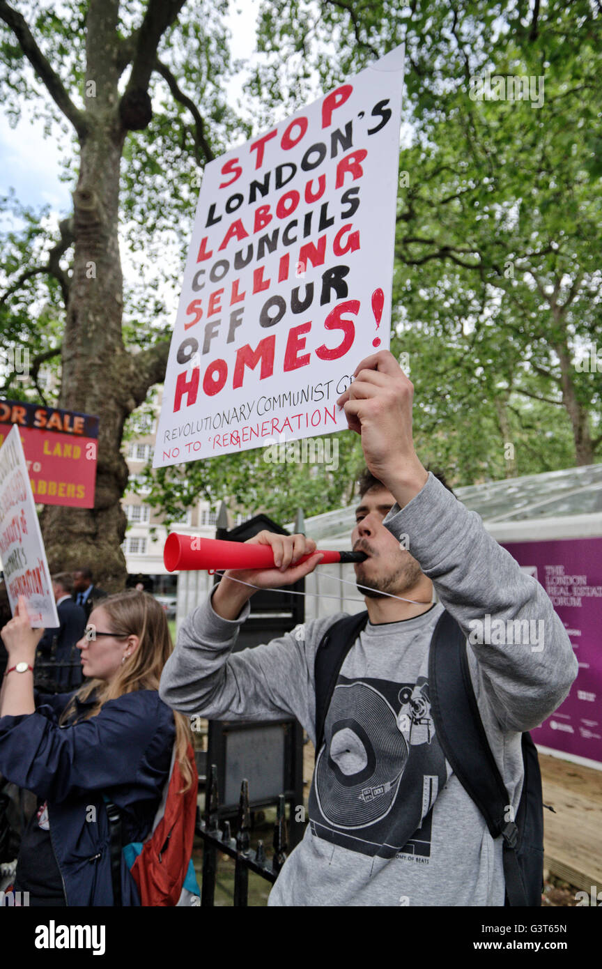 Mayfair, London, UK. 14. Juni 2016. Anarchistische Gruppe Klassenkampf zusammen mit der revolutionären kommunistischen Gruppe und andere Gehäuse-Aktivisten inszenieren eine Lärm-Demonstration am Eingang zum London Real Estate Forum der Sell-off durch London lokalen Behörden ihres Landes zu protestieren und Rat Immobilien, Bauträger. Bildnachweis: Denis McWilliams/Alamy Live-Nachrichten Stockfoto