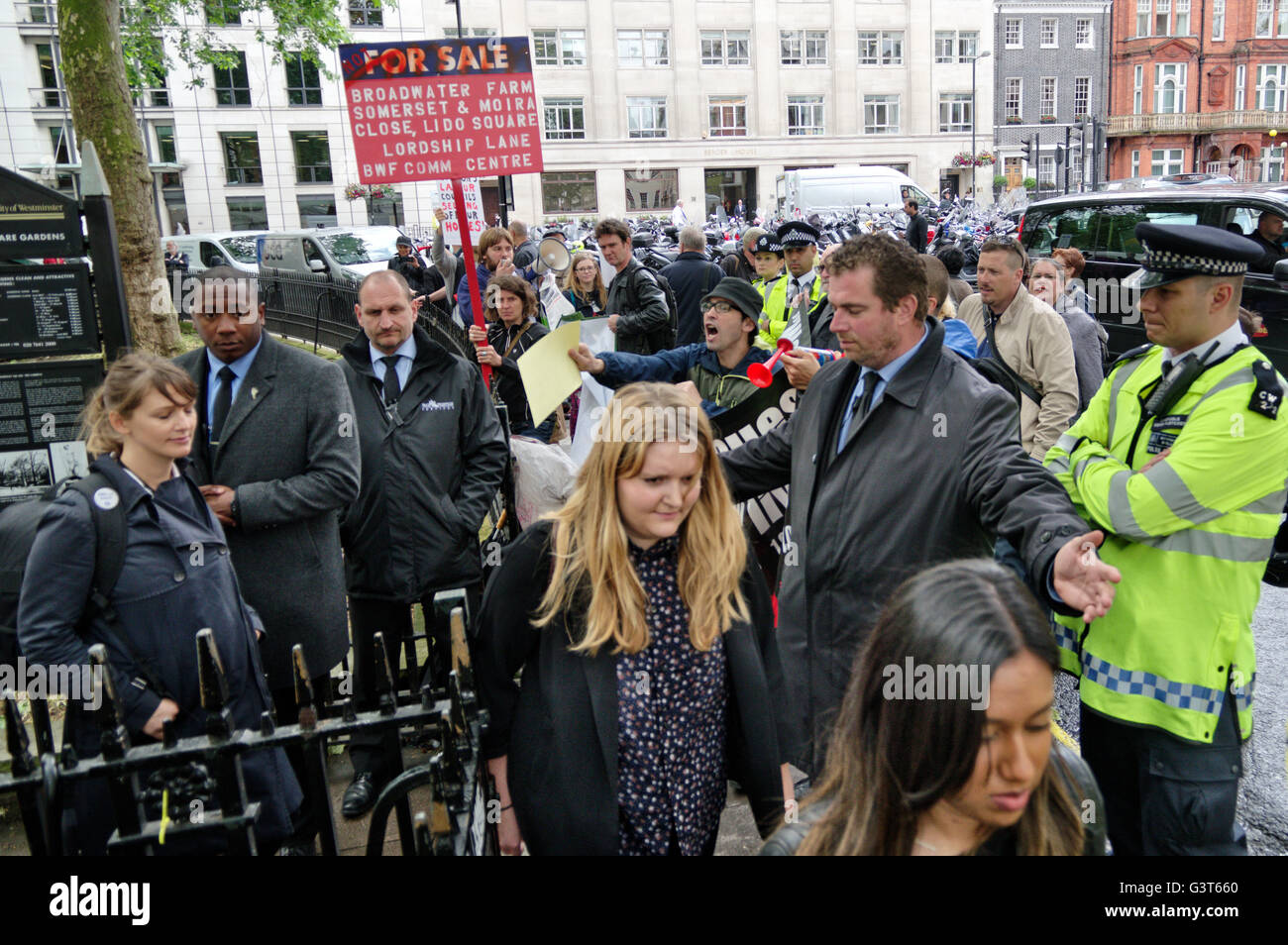 Mayfair, London, UK. 14. Juni 2016. Anarchistische Gruppe Klassenkampf zusammen mit der revolutionären kommunistischen Gruppe und andere Gehäuse-Aktivisten inszenieren eine Lärm-Demonstration am Eingang zum London Real Estate Forum der Sell-off durch London lokalen Behörden ihres Landes zu protestieren und Rat Immobilien, Bauträger. Bildnachweis: Denis McWilliams/Alamy Live-Nachrichten Stockfoto