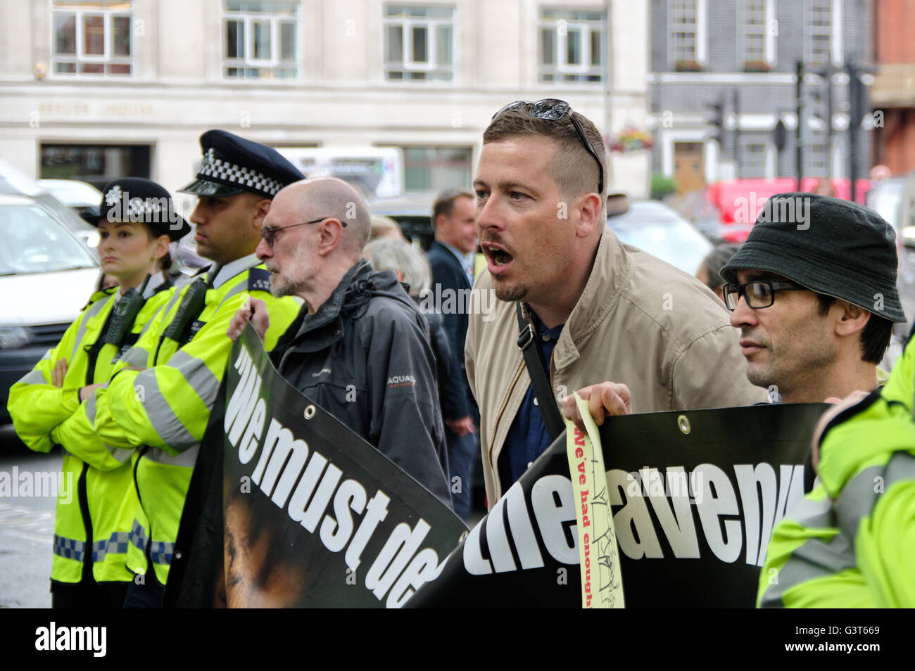 Mayfair, London, UK. 14. Juni 2016. Anarchistische Gruppe Klassenkampf zusammen mit der revolutionären kommunistischen Gruppe und andere Gehäuse-Aktivisten inszenieren eine Lärm-Demonstration am Eingang zum London Real Estate Forum der Sell-off durch London lokalen Behörden ihres Landes zu protestieren und Rat Immobilien, Bauträger. Bildnachweis: Denis McWilliams/Alamy Live-Nachrichten Stockfoto