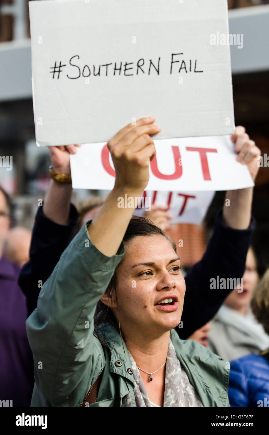 Brighton, East Sussex, 14. Juni 2016. Pendler halten einen Protest am Bahnhof von Brighton nach Wochen der schwerwiegenden Störungen durch Personalprobleme leiden. Mitarbeiter wurden auf Streik und krank wegen Streitigkeiten über Elfenbeins geplanten Umzug nach Treiber nur Züge aufrufen. Bildnachweis: Francesca Moore/Alamy Live-Nachrichten Stockfoto