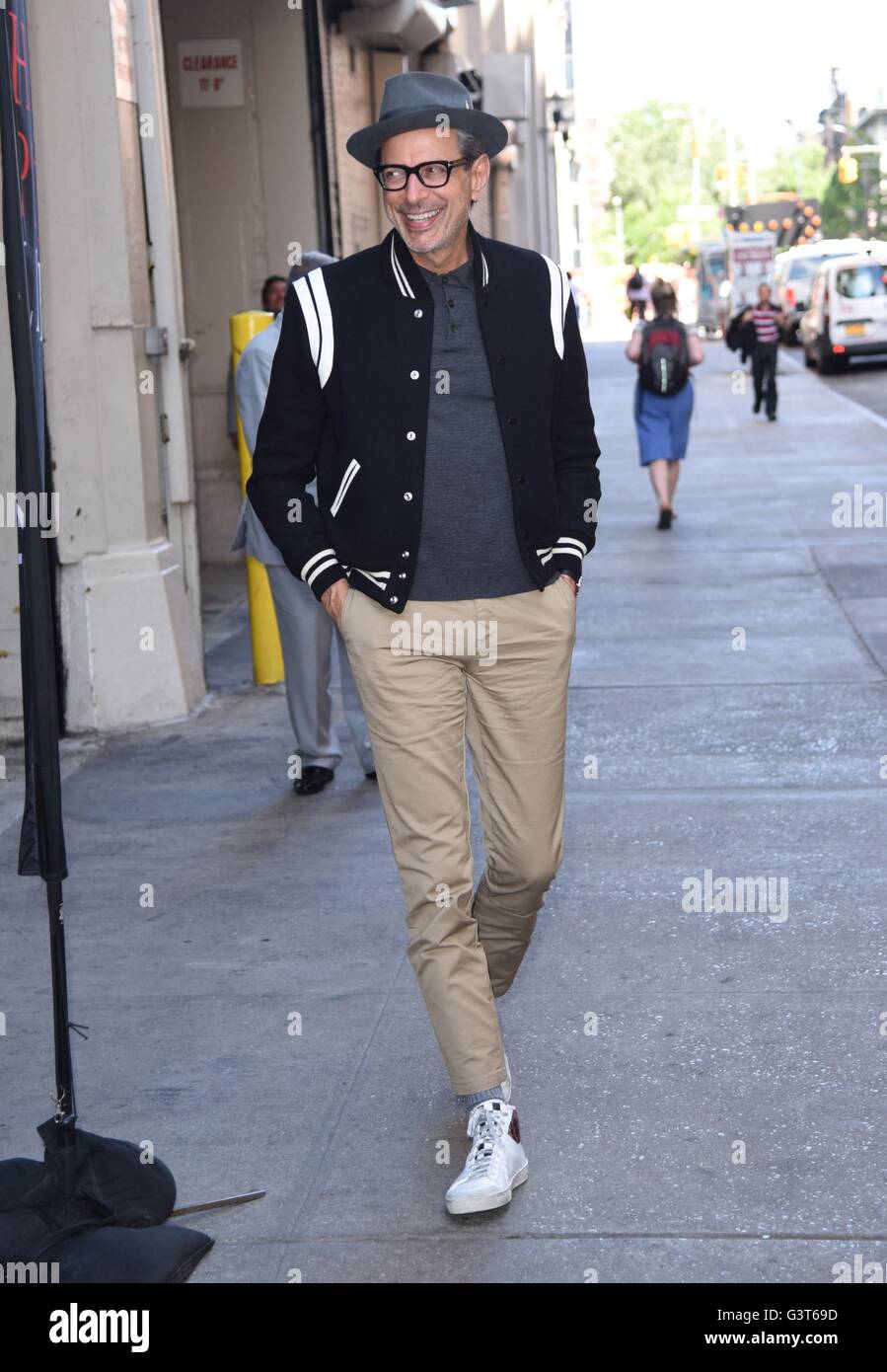 New York, NY, USA. 14. Juni 2016. Jeff Goldblum unterwegs für Promi-Schnappschüsse - di, New York, NY 14. Juni 2016. Bildnachweis: Derek Sturm/Everett Collection/Alamy Live-Nachrichten Stockfoto