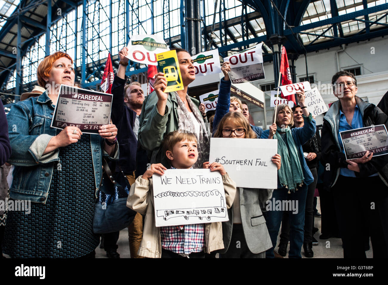 Brighton, East Sussex, 14. Juni 2016. Pendler halten einen Protest am Bahnhof von Brighton nach Wochen der schwerwiegenden Störungen durch Personalprobleme leiden. Mitarbeiter wurden auf Streik und krank wegen Streitigkeiten über Elfenbeins geplanten Umzug nach Treiber nur Züge aufrufen. Stockfoto