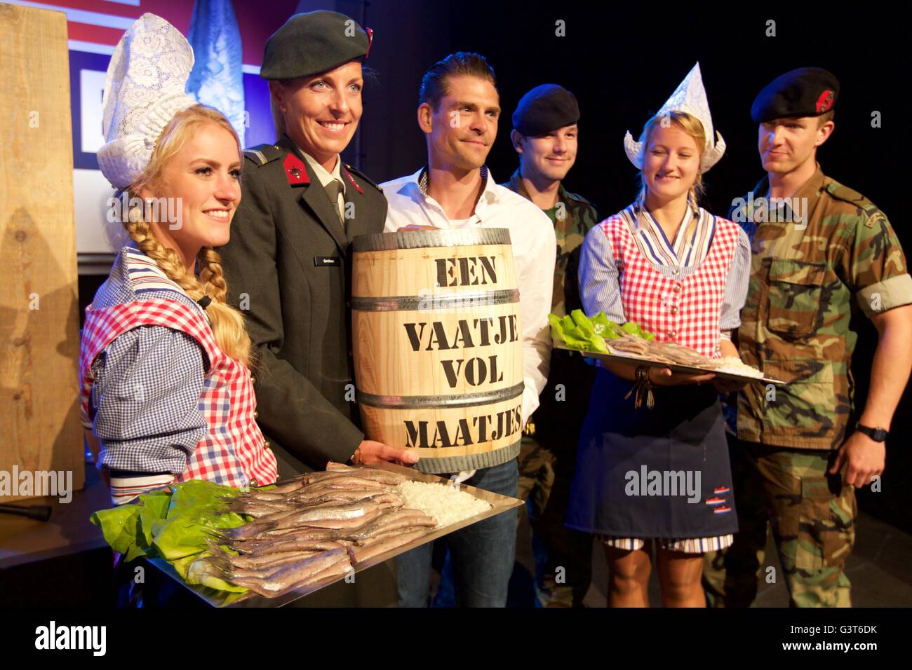 Den Haag. 14. Juni 2016. Menschen besuchen die Versteigerung des ersten Laufes der Holland neue Hering in den Haag, die Niederlande am 14. Juni 2016. Der erste Lauf von Holland neue Hering wurde am Dienstag bei der Fischauktion, versteigert die des Landes Hering Saison 2016 eröffnet. Bildnachweis: Sylvia Lederer/Xinhua/Alamy Live-Nachrichten Stockfoto