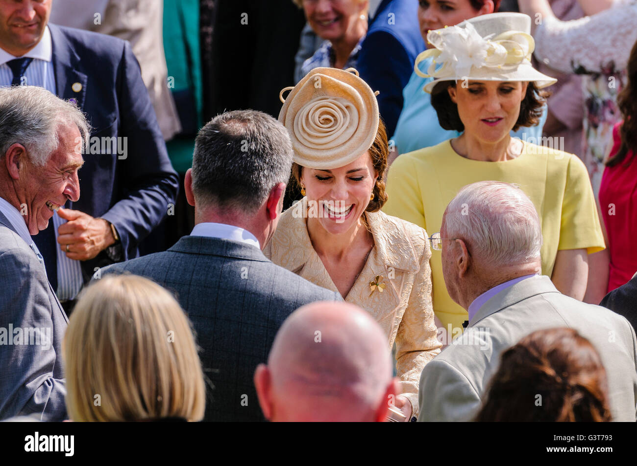 Hillsborough, Nordirland, Vereinigtes Königreich. 14. Juni 2016. Die Herzogin von Cambridge lacht mit Gästen wie sie jährliche Gartenparty der Northern Ireland Staatssekretär besucht. Bildnachweis: Stephen Barnes/Alamy Live-Nachrichten Stockfoto