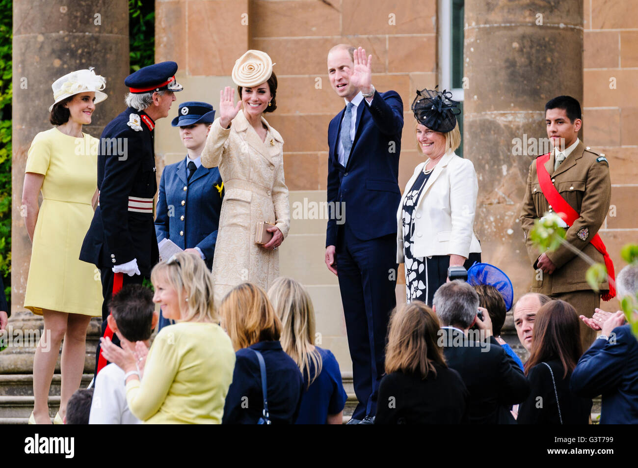 Hillsborough, Nordirland, Vereinigtes Königreich. 14. Juni 2016. Der Herzog und die Herzogin von Cambridge winken den 2.500 Gästen auf der Northern Ireland Secretary Of State jährliche Gartenparty. Bildnachweis: Stephen Barnes/Alamy Live-Nachrichten Stockfoto