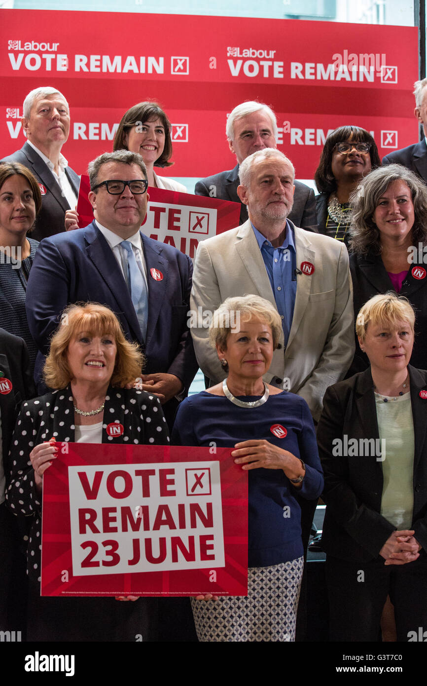 London, UK. 14. Juni 2016. Jeremy Corbyn, Führer der Labour-Partei und der Opposition, zeigt seine Unterstützung für die Kampagne bleiben zusammen mit andere hochrangige Mitglieder der Labour-Schattenkabinett Hauptquartier der TUC. Während einer Rede forderte er die "ganze Arbeiterbewegung", bleiben zu stimmen, um ein "Lagerfeuer" Rechte der Arbeitnehmer zu vermeiden. Bildnachweis: Mark Kerrison/Alamy Live-Nachrichten Stockfoto