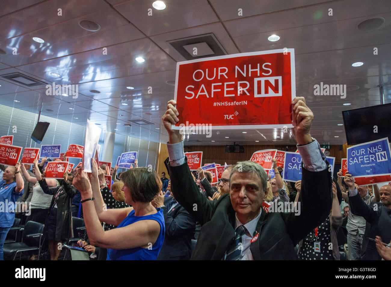 London, UK. 14. Juni 2016. Dave Prentis, Generalsekretär von UNISON hält ein Plakat für die Kampagne bleiben am Hauptsitz TUC. Bildnachweis: Mark Kerrison/Alamy Live-Nachrichten Stockfoto