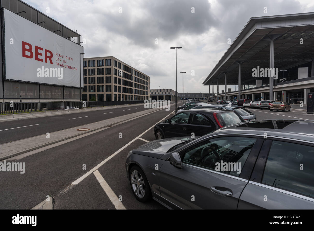 Schönefeld, Berlin, Deutschland. 14. Juni 2016. Blick auf das Terminalgebäude des Flughafens Berlin Brandenburg Willy Brandt (BER) in Schönefeld, Berlin, Deutschland, 14. Juni 2016 (R). Ein Kreis von Vertretern aus Behörden, Institutionen und Unternehmen soll Stolve der Probleme in Bezug auf Brandschutz am Flughafen. Ein Treffen ist für Juni geplant. Foto: Patrick Pleul/Dpaönefeld (Brandenburg) bin 14.06.2016. Foto: Patrick Pleul/Dpa/Alamy Live News Stockfoto