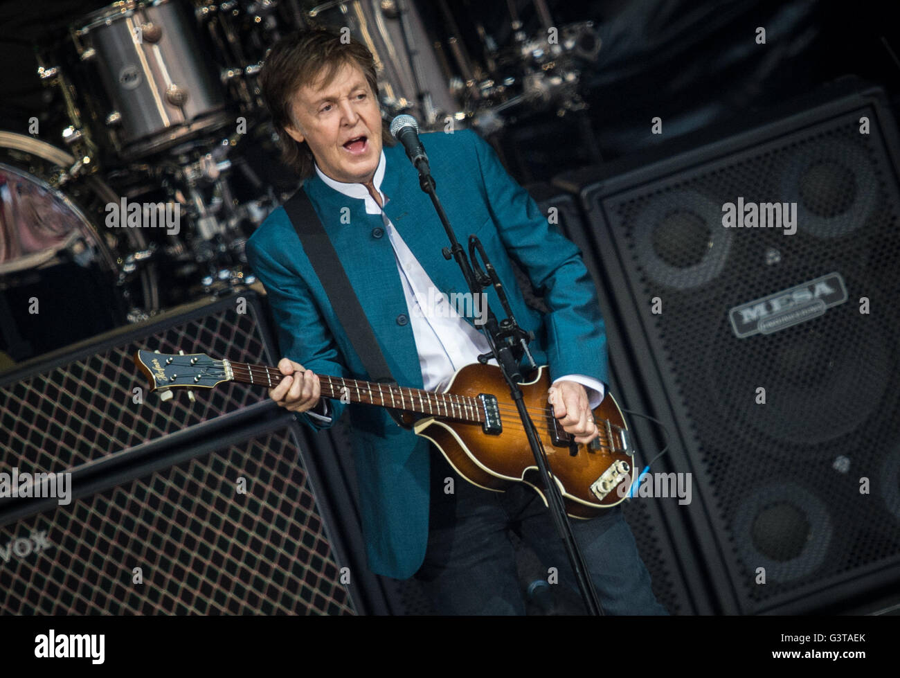 Berlin, Deutschland. 14. Juni 2016. Ein Bild vom 14. Juni 2016 ehemaligen zeigt Sterne Beatles Paul McCartney erklingt in der Waldbühne in Berlin, Deutschland, im Rahmen seiner Tour "One to One", die in Berlin begonnen. Foto: Sophia Kembowski/Dpa (Achtung Redaktion: nur zur redaktionellen Nutzung.) Bildnachweis: Dpa picture Alliance/Alamy Live News Stockfoto