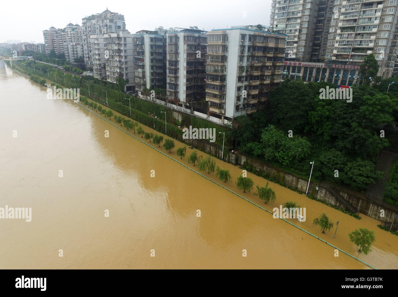 Liuzhou. 15. Juni 2016. Foto aufgenommen am 15. Juni 2016 zeigt getauchten verlängerte Linie der Binjiang West Road in Liuzhou, Süd-China Guangxi Zhuang Autonome Region. Lokale Überschwemmungen und Dürre Erleichterung gewährt prognostiziert, dass der Liuzhou-Abschnitt des Liujiang-Flusses auf seine Warnung Wasserstand von 82,5 Metern in ca. 17:00 Mittwoch zu erhöhen. Bildnachweis: Cheng Qun/Xinhua/Alamy Live-Nachrichten Stockfoto