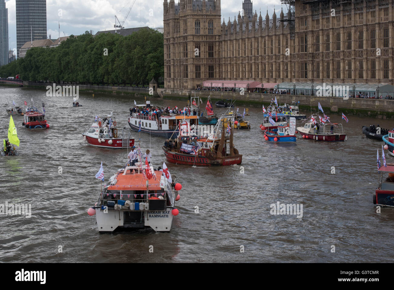 London, UK. 15. Juni 2016. Angeln Urlaub Protest von dreißig Schiffen mit Nigel Farage an Bord segelte auf der Themse zu den Houses of Parliament als Urlaub EU Demonstration. Im Bild: Boote von beiden Seiten Credit protestieren: Ian Davidson/Alamy Live News Stockfoto